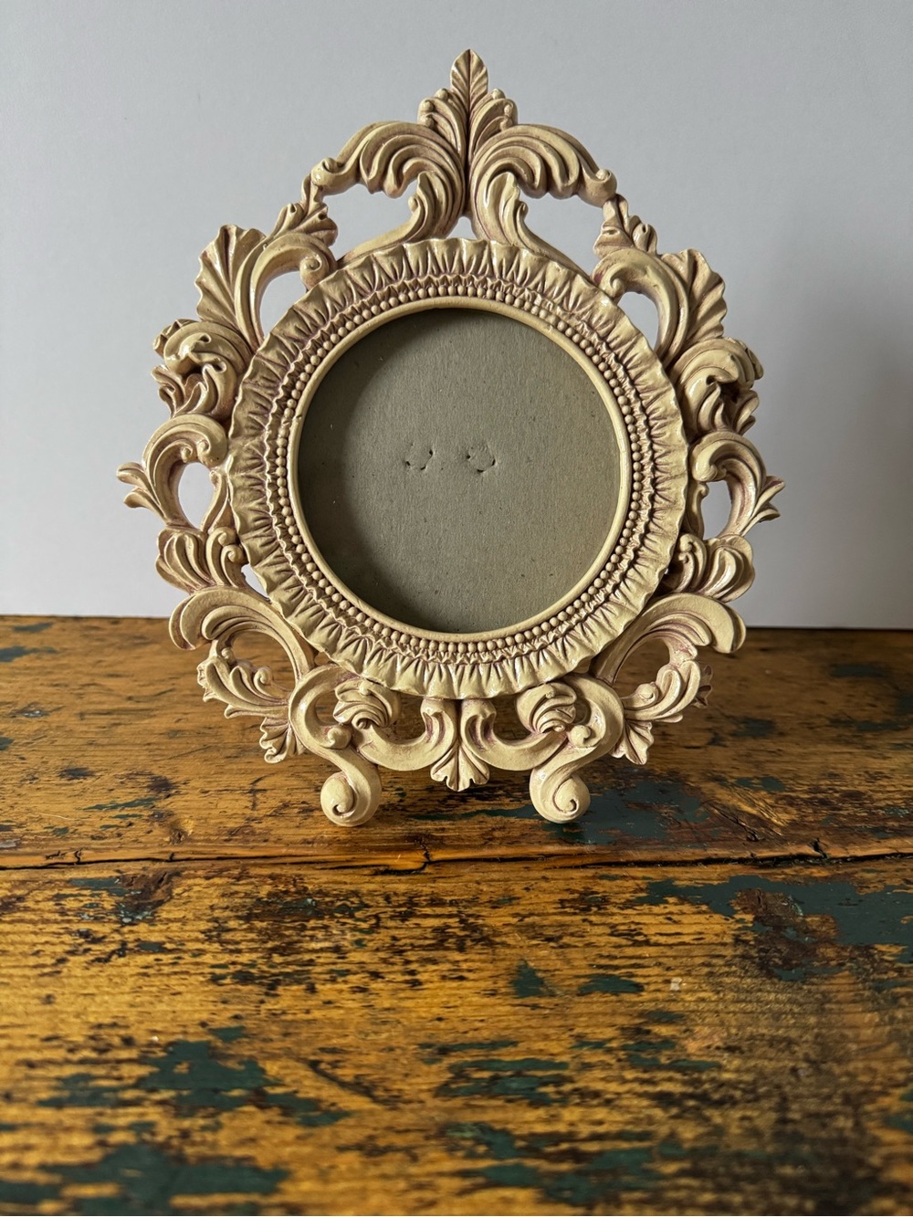 Ornate Round Decorative Picture Frame in Cream with Pink
